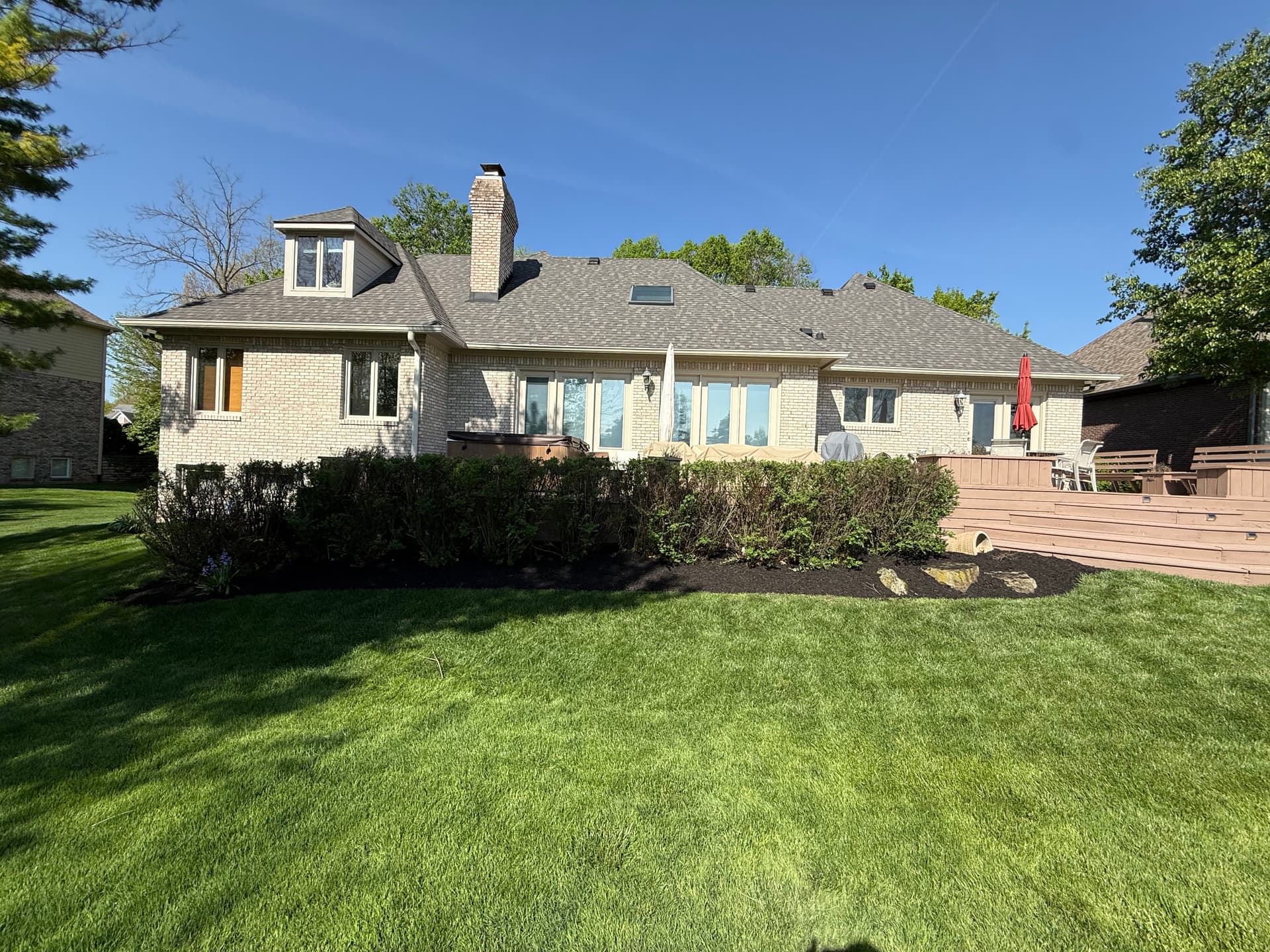 Gallery photos for Fresh Black Mulch and Clean Bed Edges in Indianapolis: Image #2