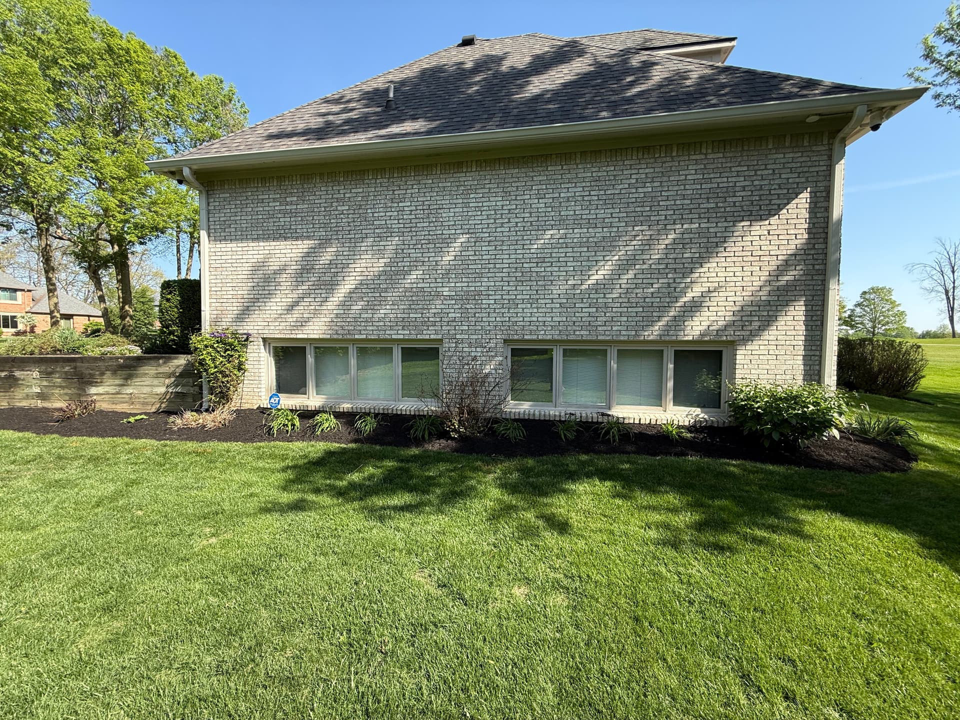 Gallery photos for Fresh Black Mulch and Clean Bed Edges in Indianapolis: Image #3